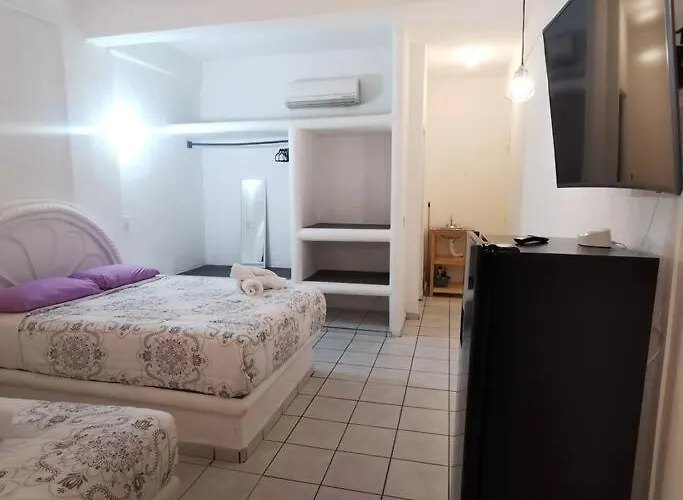 Lovely With Balcony Ac & Wi-fi, Minutes From Downtown! Zihuatanejo