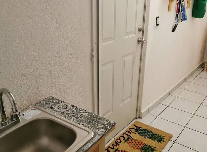 Lovely With Balcony Ac & Wi-fi, Minutes From Downtown! Apartment *