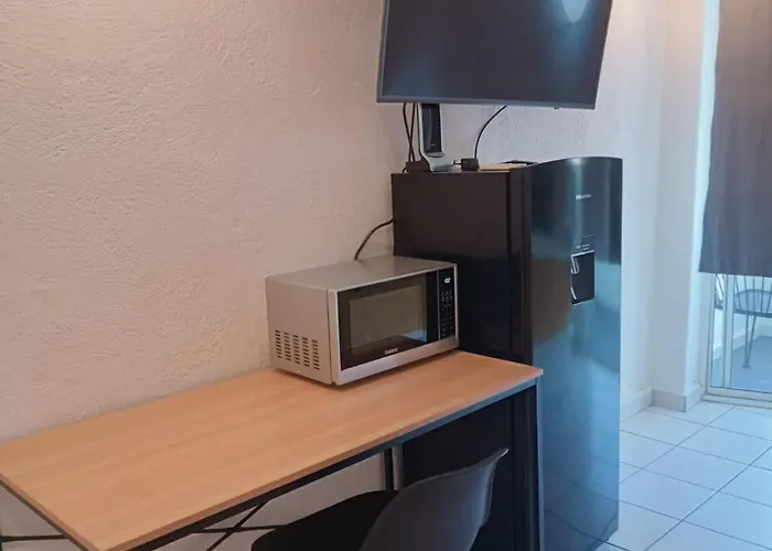 Lovely With Balcony Ac & Wi-fi, Minutes From Downtown! Apartment *